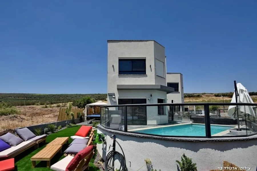 Dream House – מדשאה עם פינות ישיבה ובריכה