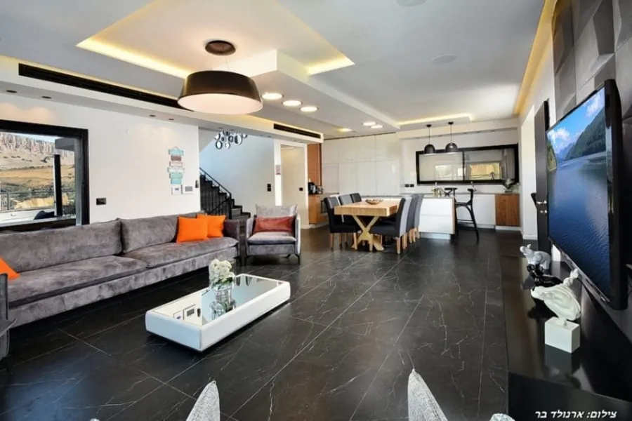 Dream House – סלון מרווח עם טלוויזיה גדולה