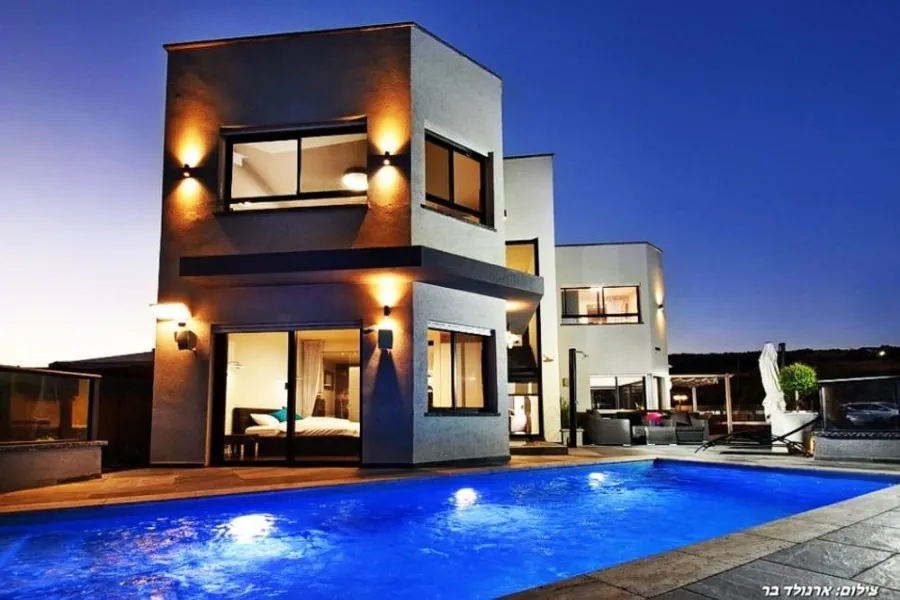 Dream House – הווילה והבריכה המוארת בשעת דמדומים