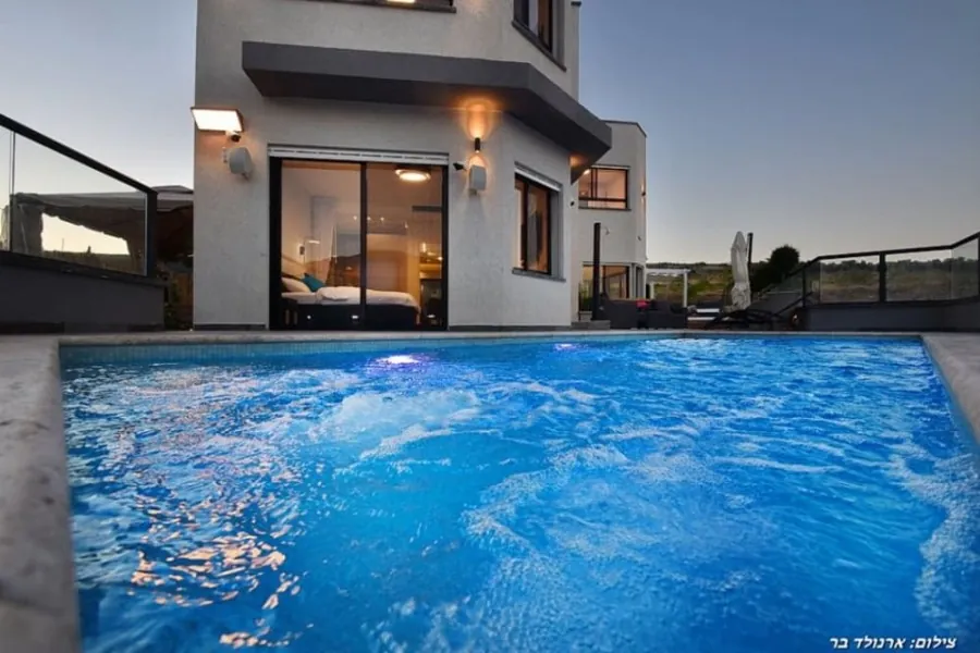 Dream House – הבריכה בערב, עם תאורה בבית
