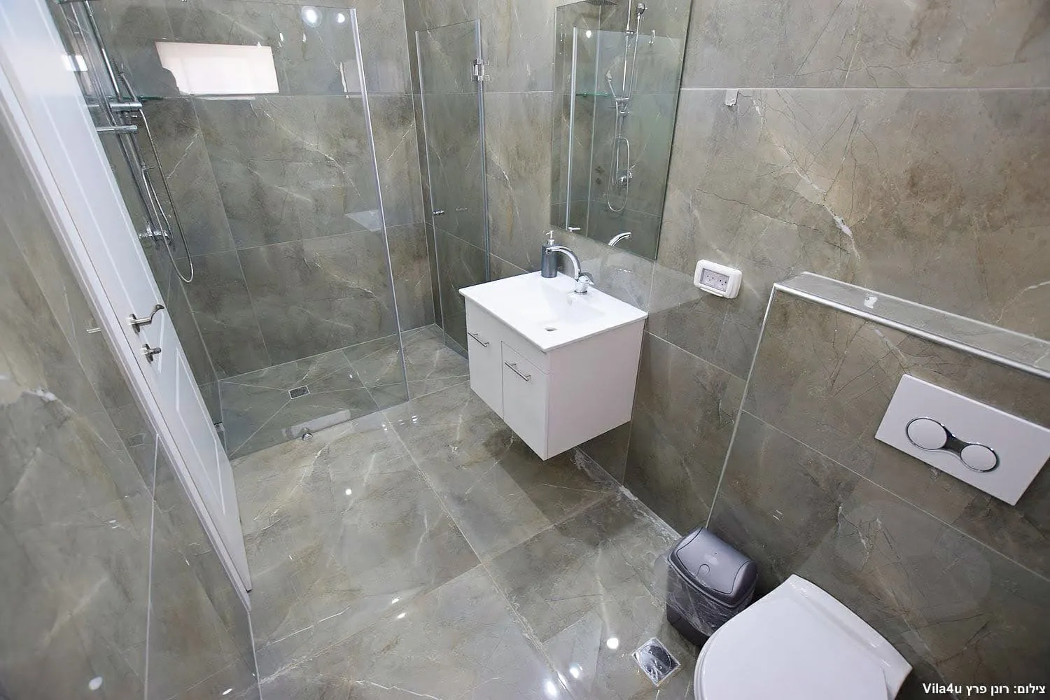 Kinneret House – חדר רחצה עם מקלחון זכוכית