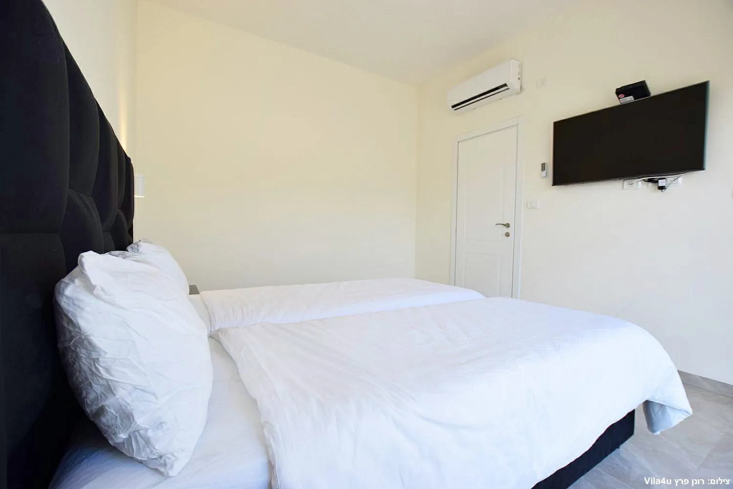 Kinneret House – חדר שינה עם טלוויזיה ומיזוג