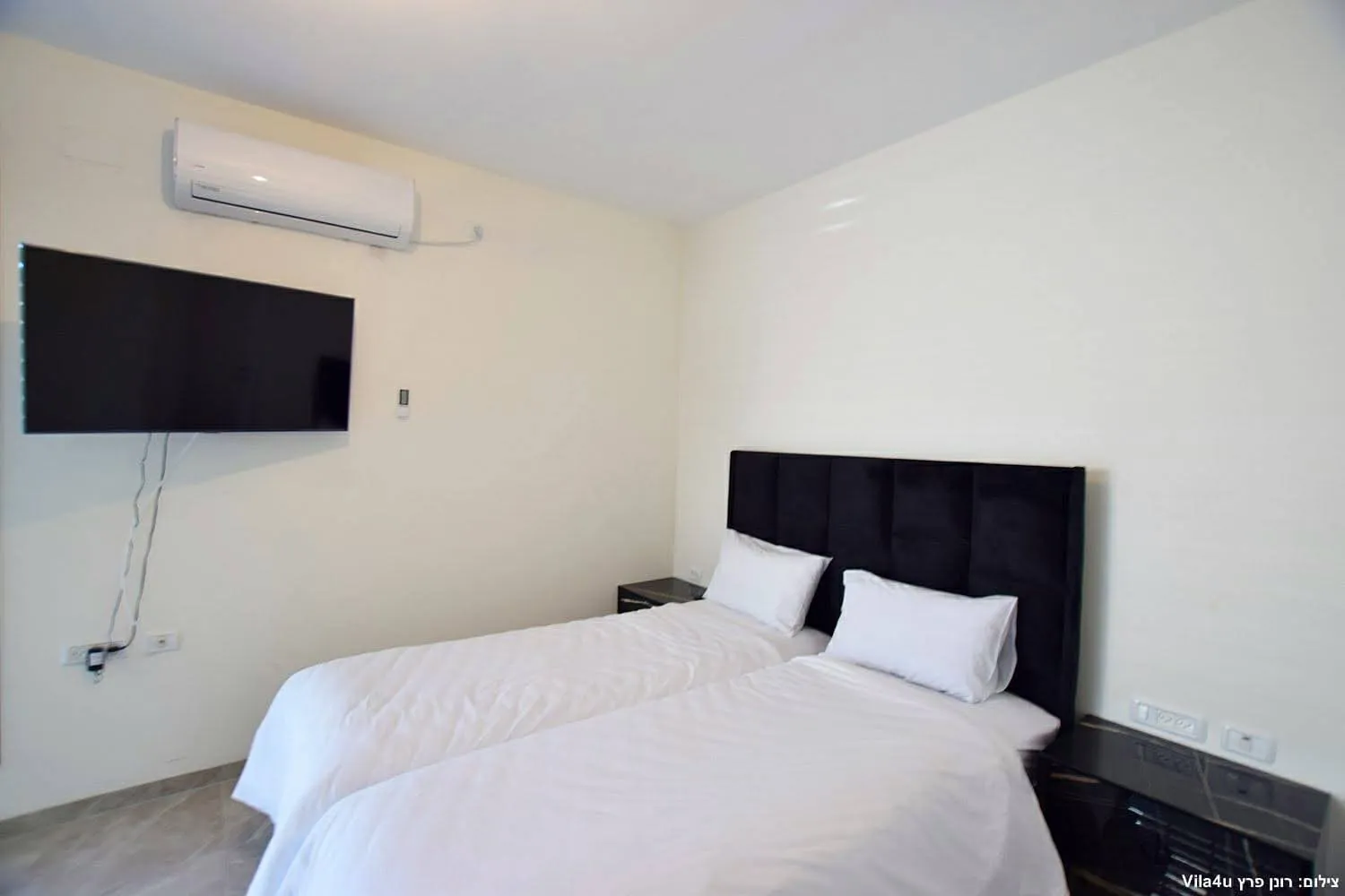Kinneret House – חדר שינה עם שתי מיטות וטלוויזיה