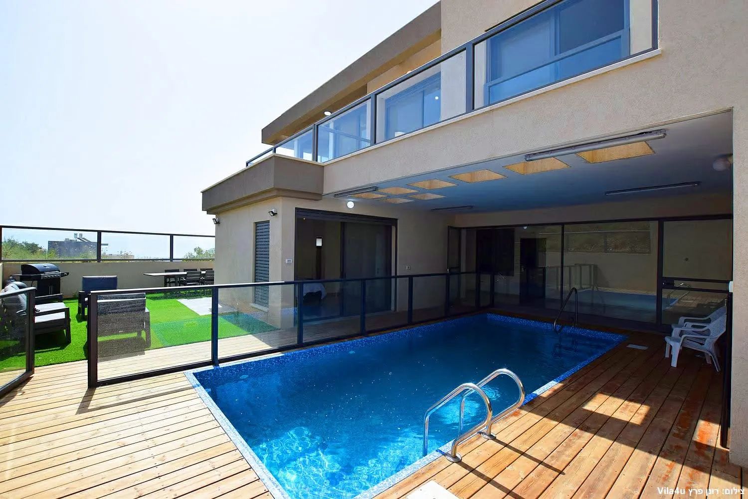 Kinneret House – בריכה מחוממת עם דק עץ ופינת ישיבה
