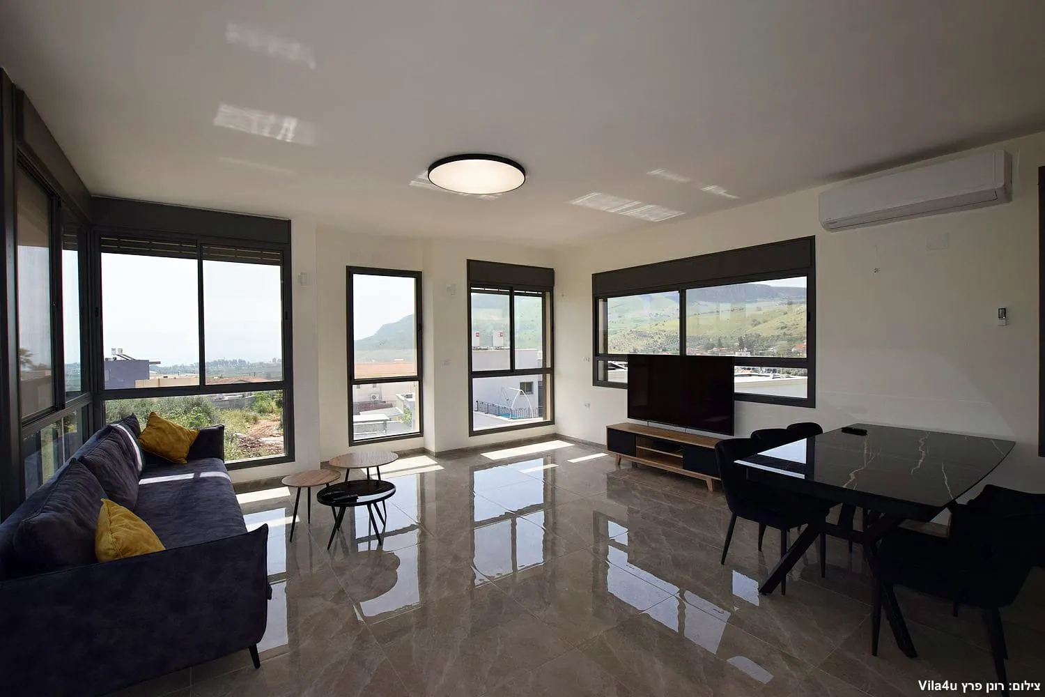 Kinneret House – סלון עם טלוויזיה ופינת אוכל