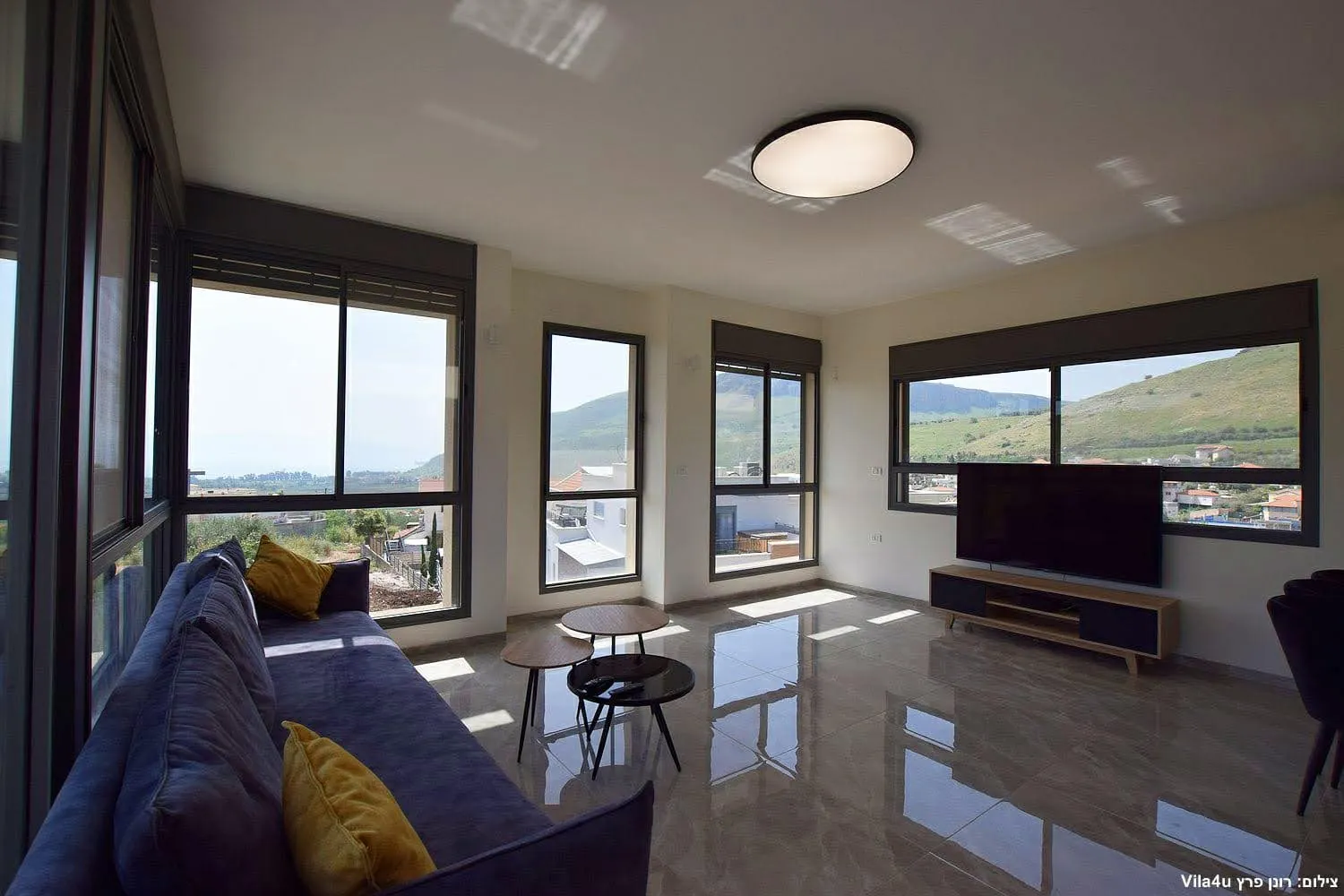 Kinneret House – סלון עם חלונות גדולים ונוף לכנרת ולארבל