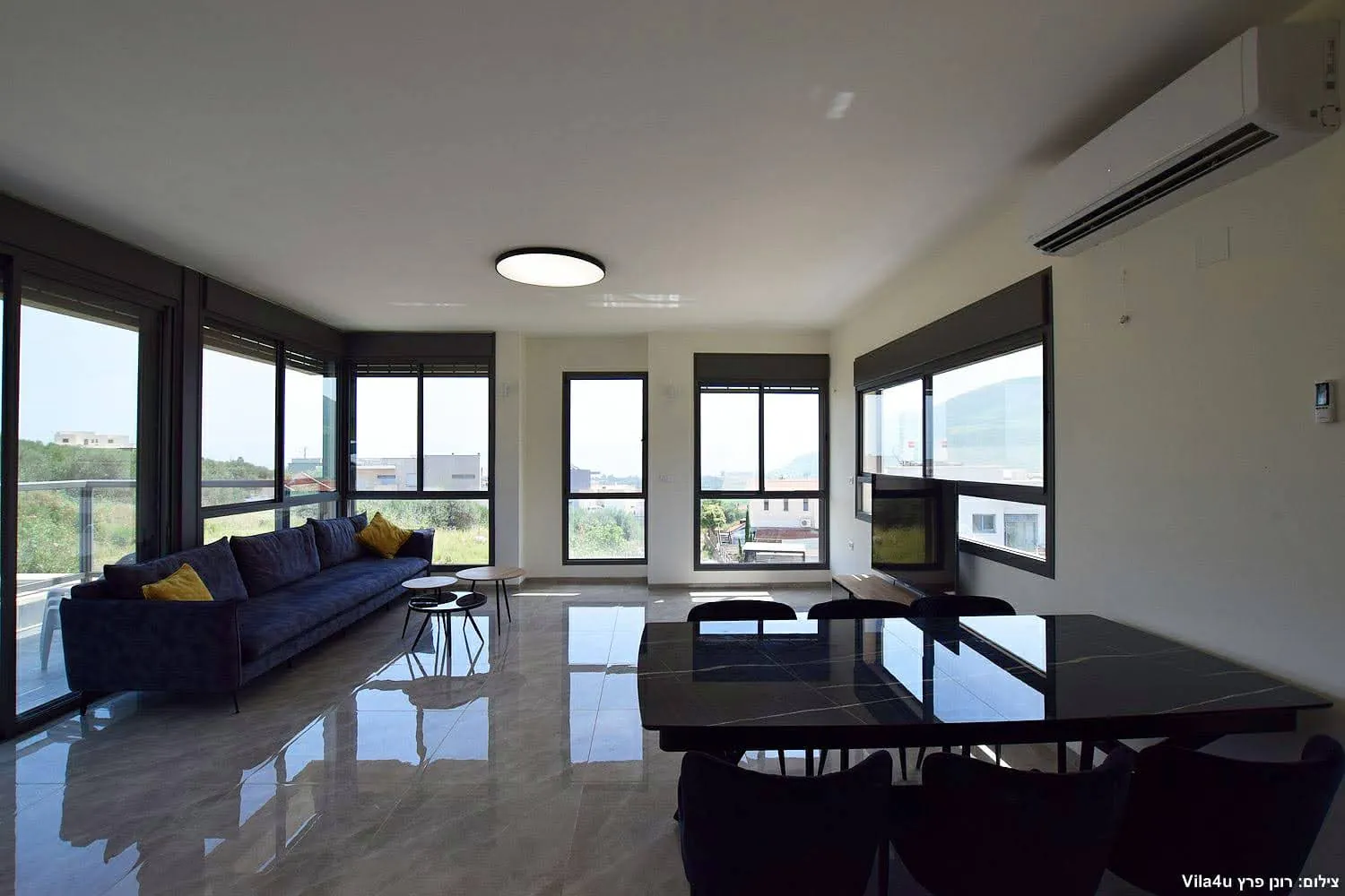 Kinneret House – סלון ופינת אוכל מוארים