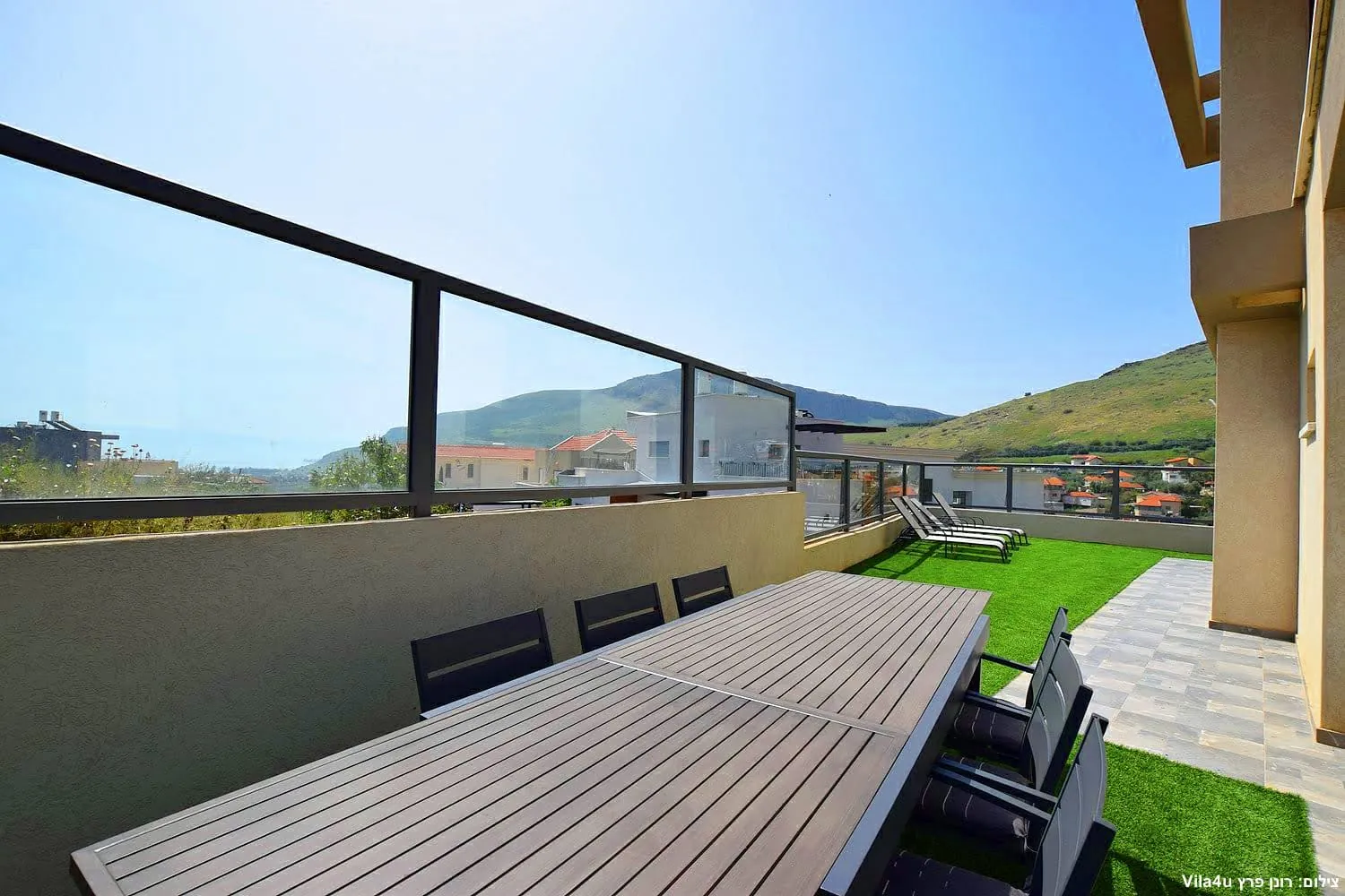 Kinneret House – שולחן אוכל ארוך בחצר עם נוף לארבל