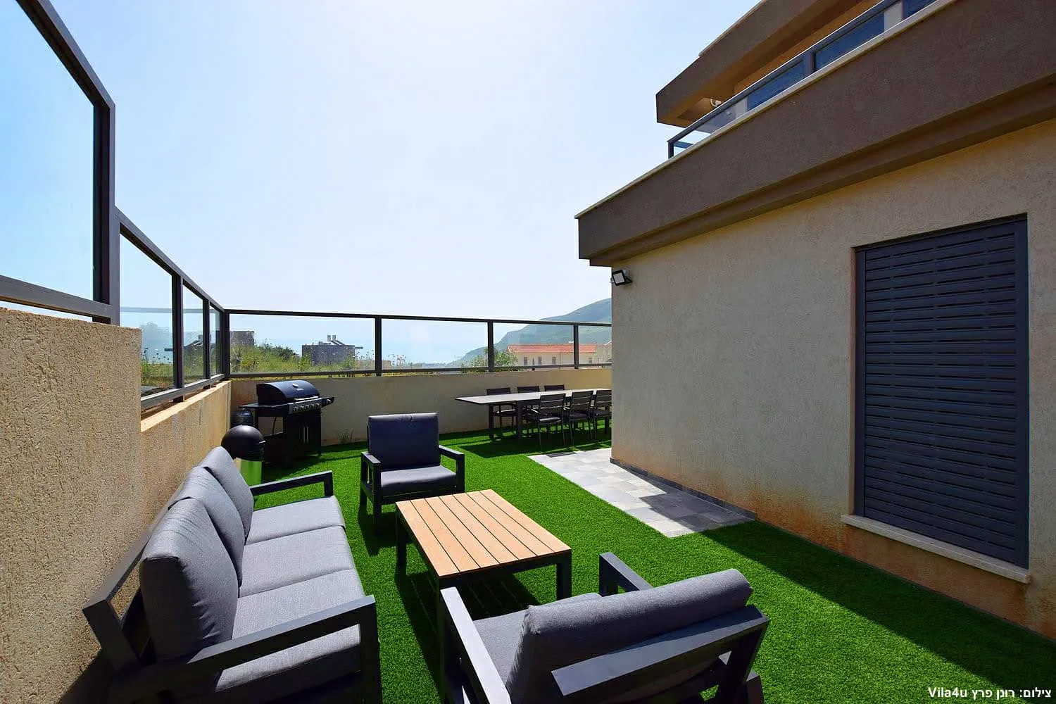 Kinneret House – פינת ישיבה בחצר עם נוף להרים