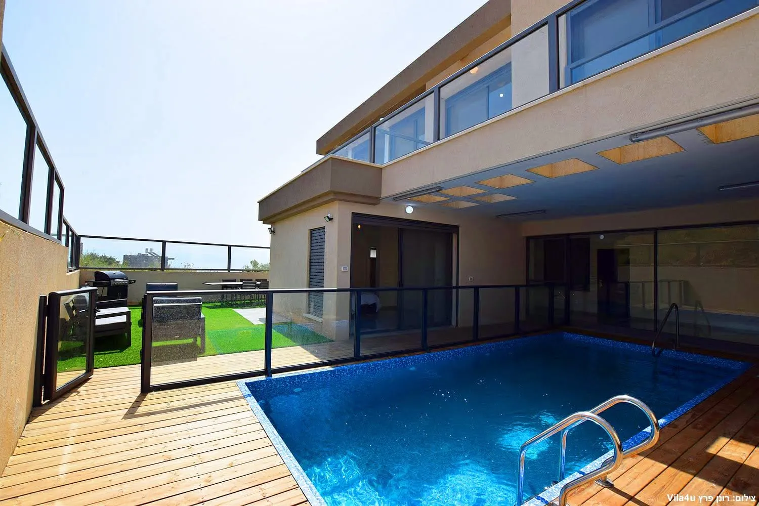 Kinneret House – בריכה, דשא ופינת מנגל