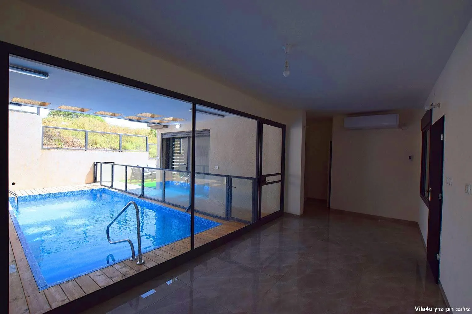 Kinneret House – הבריכה נראית מבעד לדלתות הזכוכית
