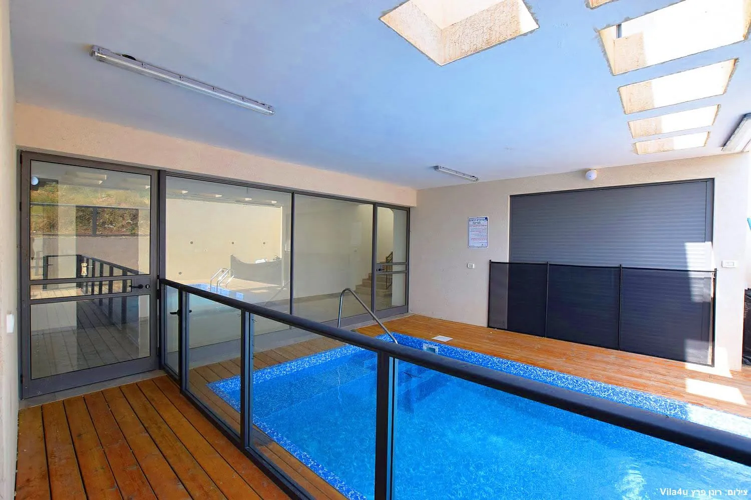 Kinneret House – הבריכה ודלתות הזכוכית לסלון