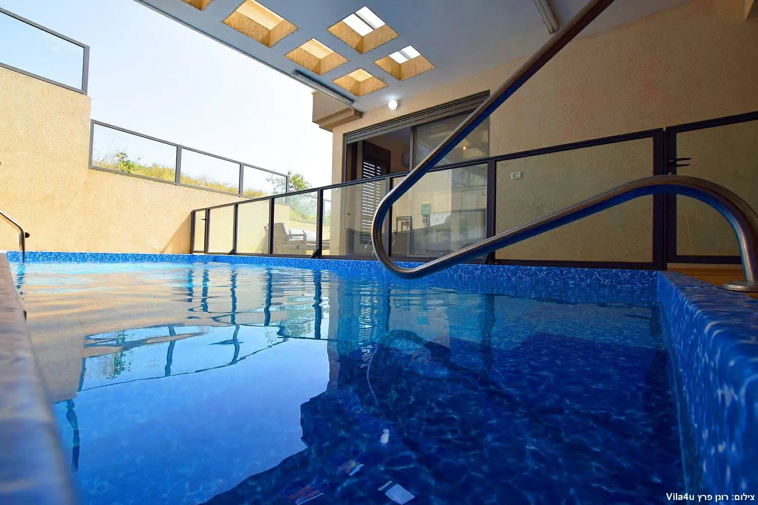 Kinneret House – מדרגות הכניסה לבריכה