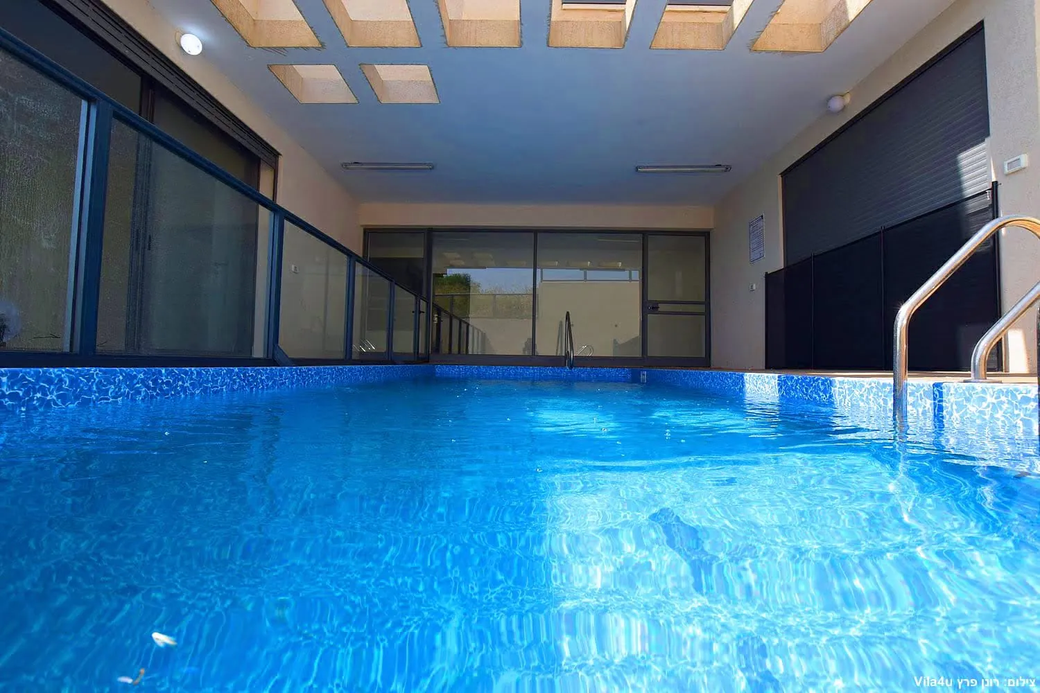Kinneret House – הבריכה המקורה בחלקה, צמודה לבית