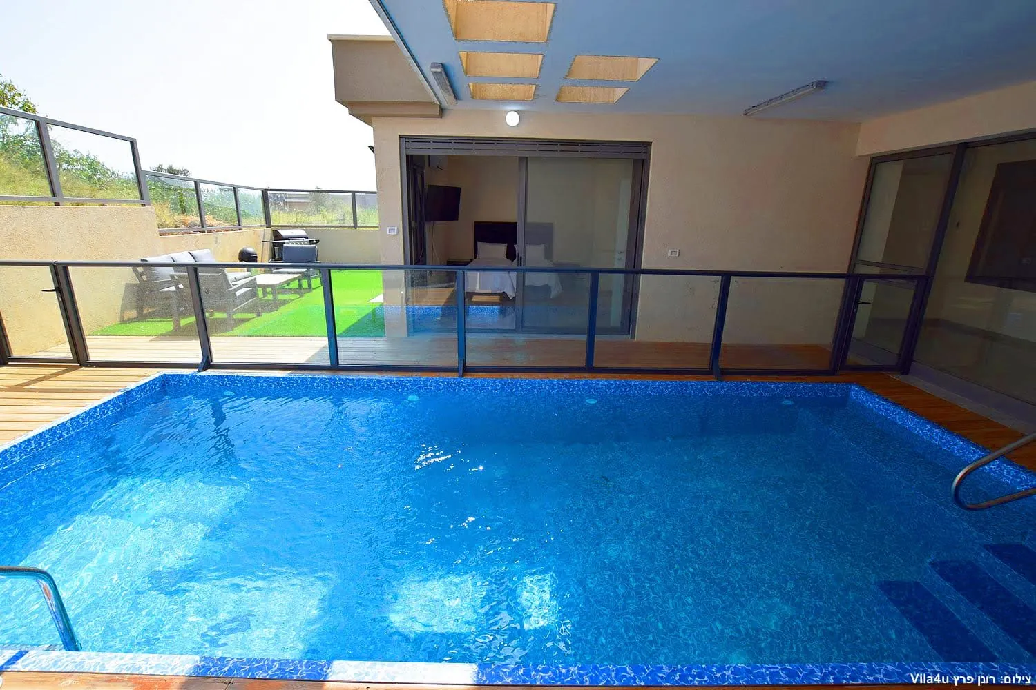 Kinneret House – בריכה עם גדר זכוכית ונוף פתוח