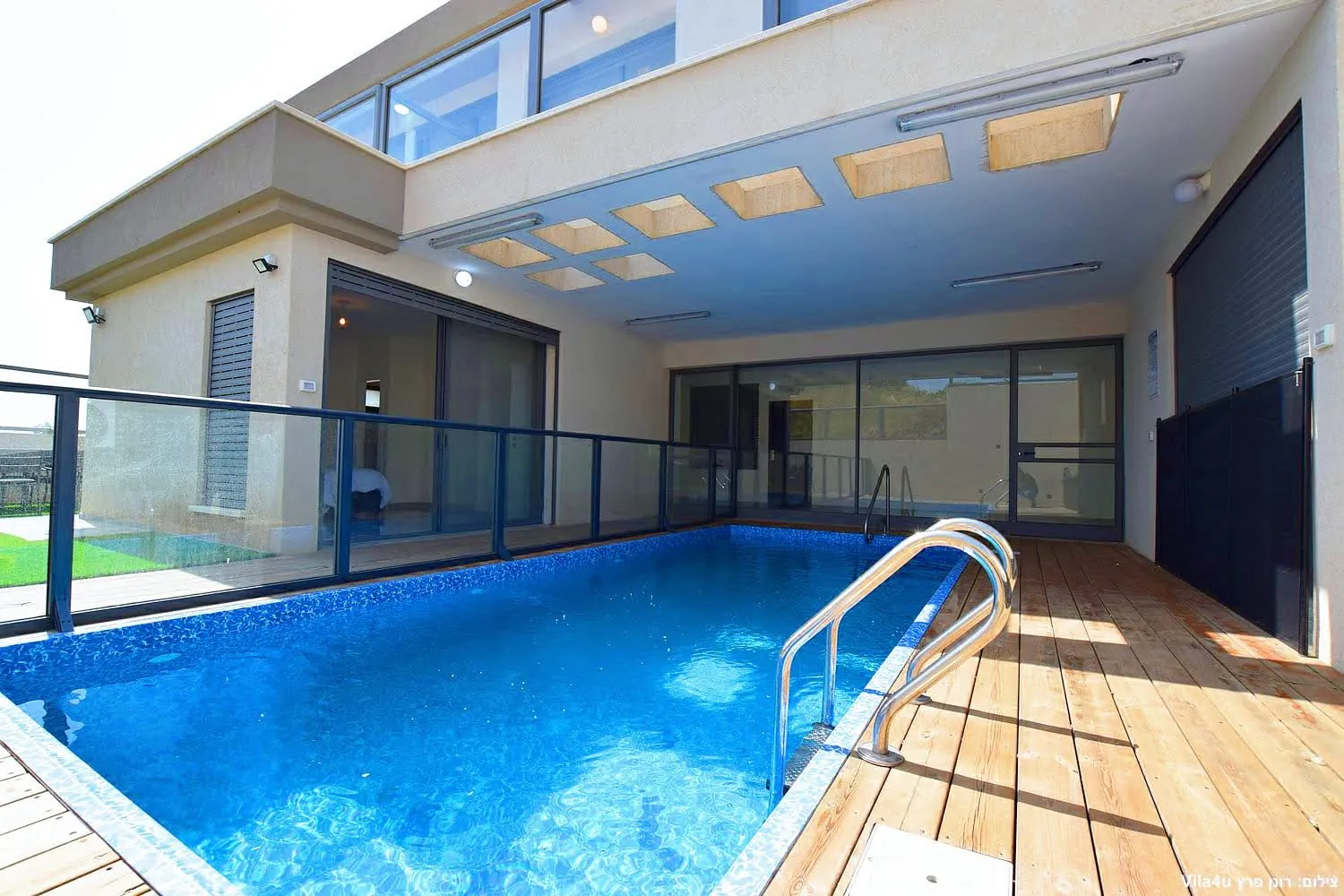 Kinneret House – הבריכה המחוממת ודק העץ